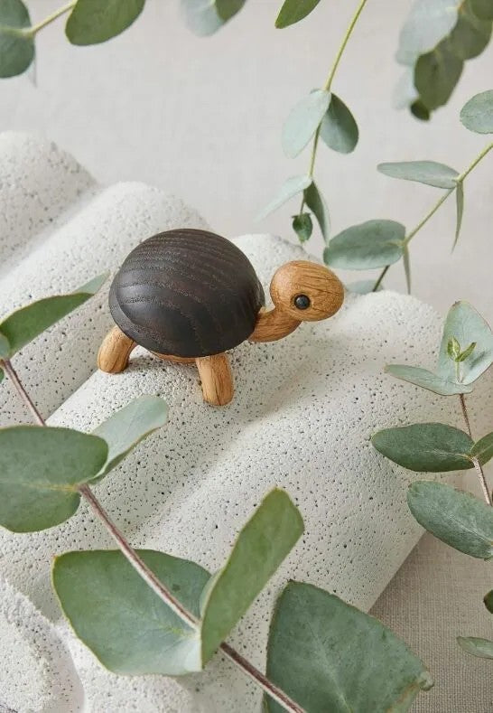 Spring Copenhagen Sporty Sköldpaddeunge Trädekoration 3,5 cm Ek