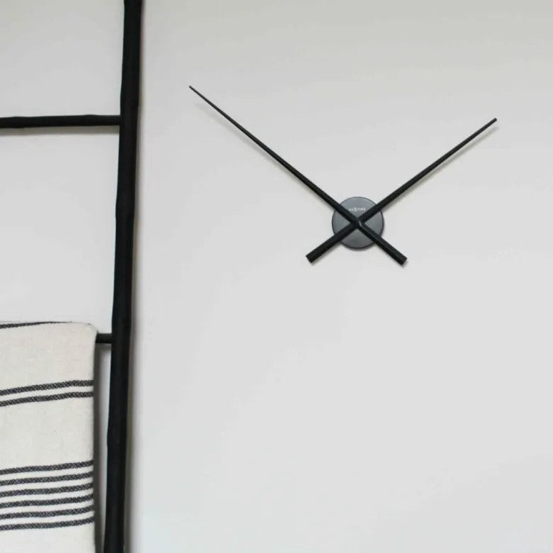 NeXtime Hands Väggklocka Ø70 cm Svart
