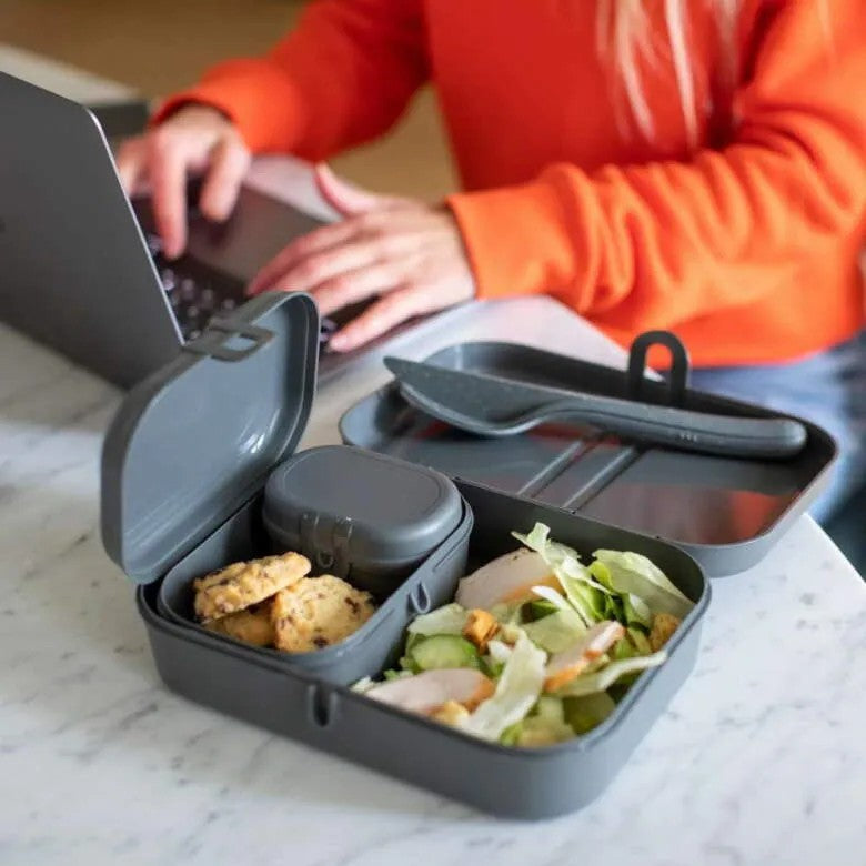Koziol Pascal Ready Set med 3x lunchbox och bestick Mörkgrå